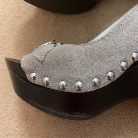 Michael Kors Signature Tan Suede and silver accent 6.5 Wedge heels - Picture 15 of 16